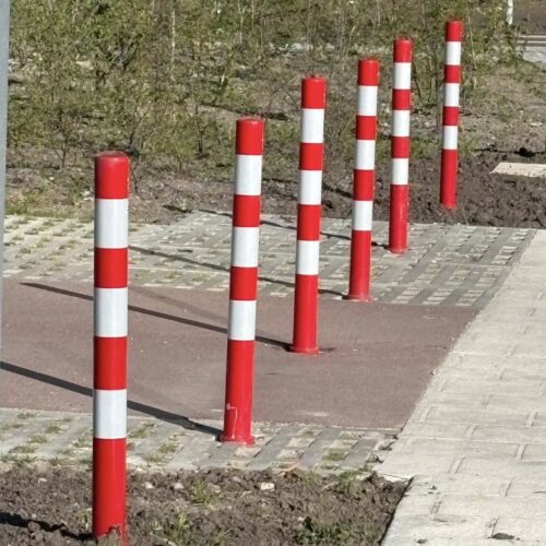 Uitneembare parkeerpalen D76mm 27 ronde parkeerpalen D76 rood wit uitneembaar Groningen Schake